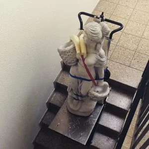 Domino blu con statua scoperta 4