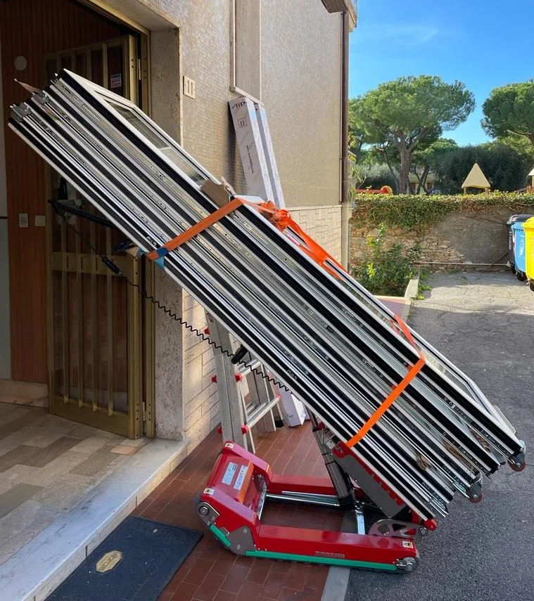 Transporte de ventanas con el sube escaleras eléctrico Skipper