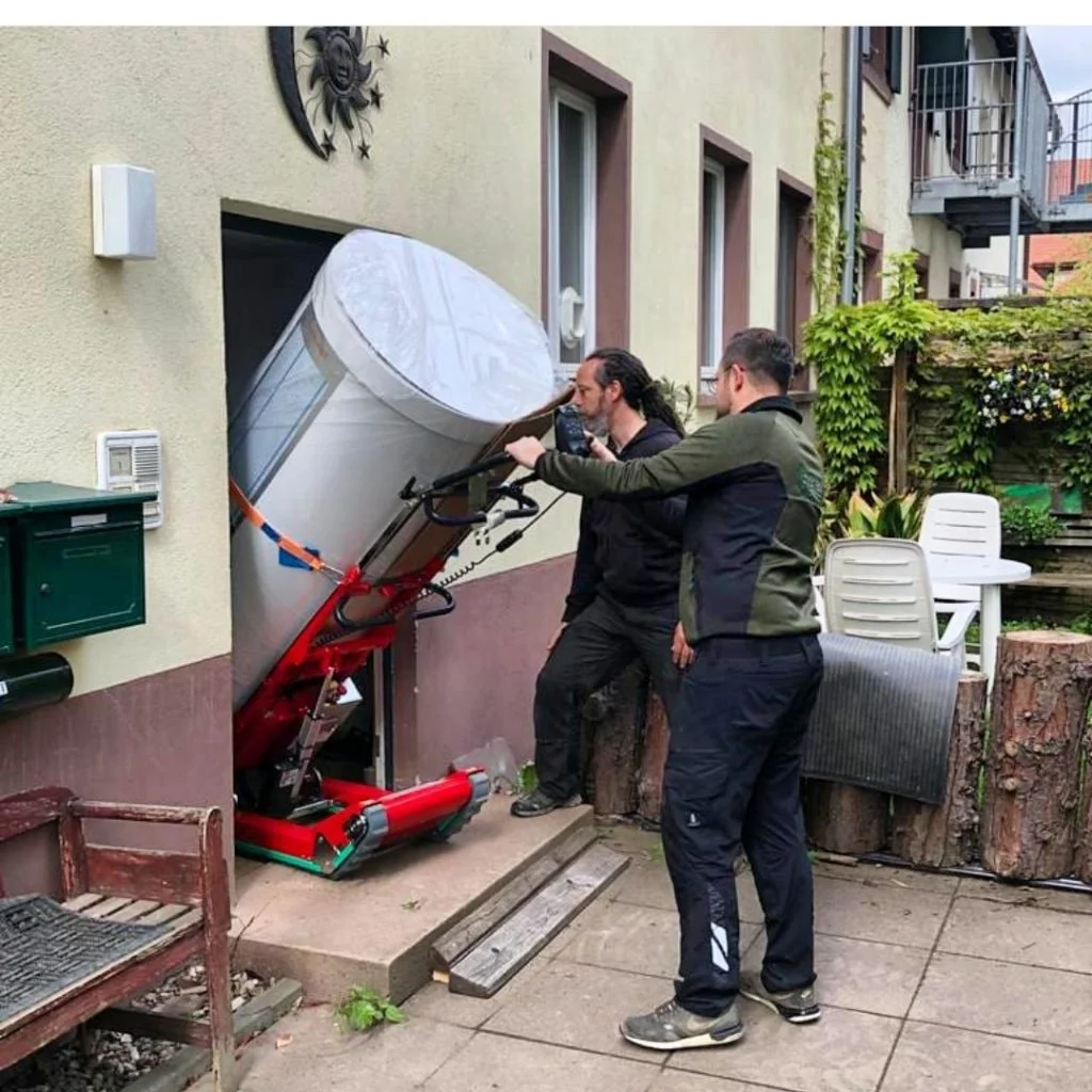 Gracias a la inclinación automática del carro sube escaleras eléctrico sobre orugas Skipper Plasmoid, se puede transportar una carga alta y pesada a través de la puerta de un edificio.